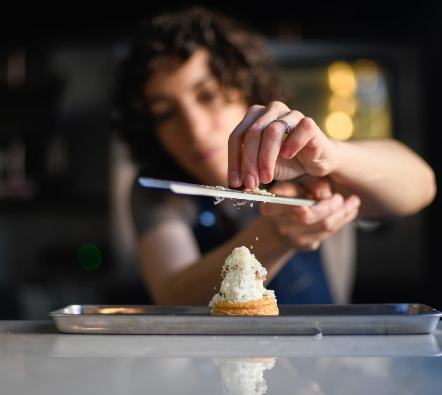 Estefanía emplatando en la cocina abierta de Fico BA