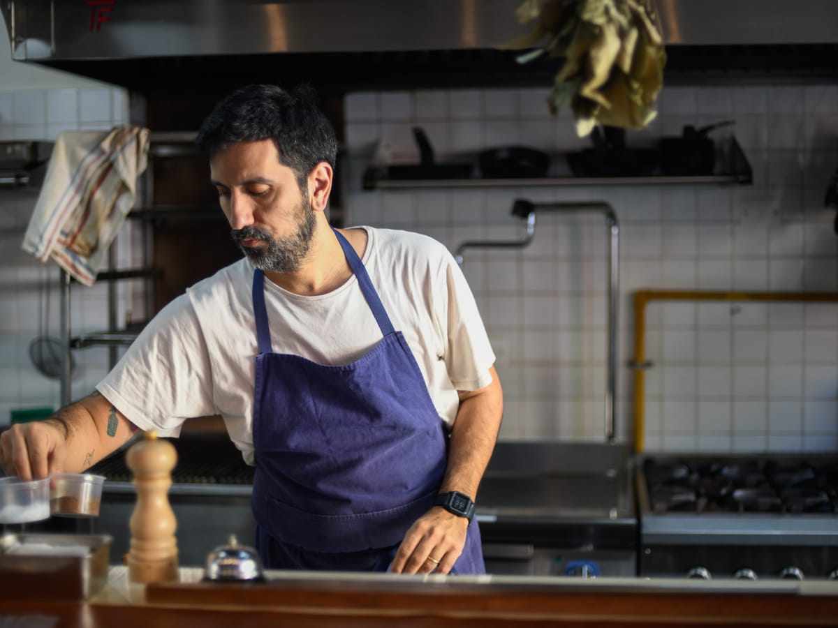 Martín cocinando al fuego en Fico BA