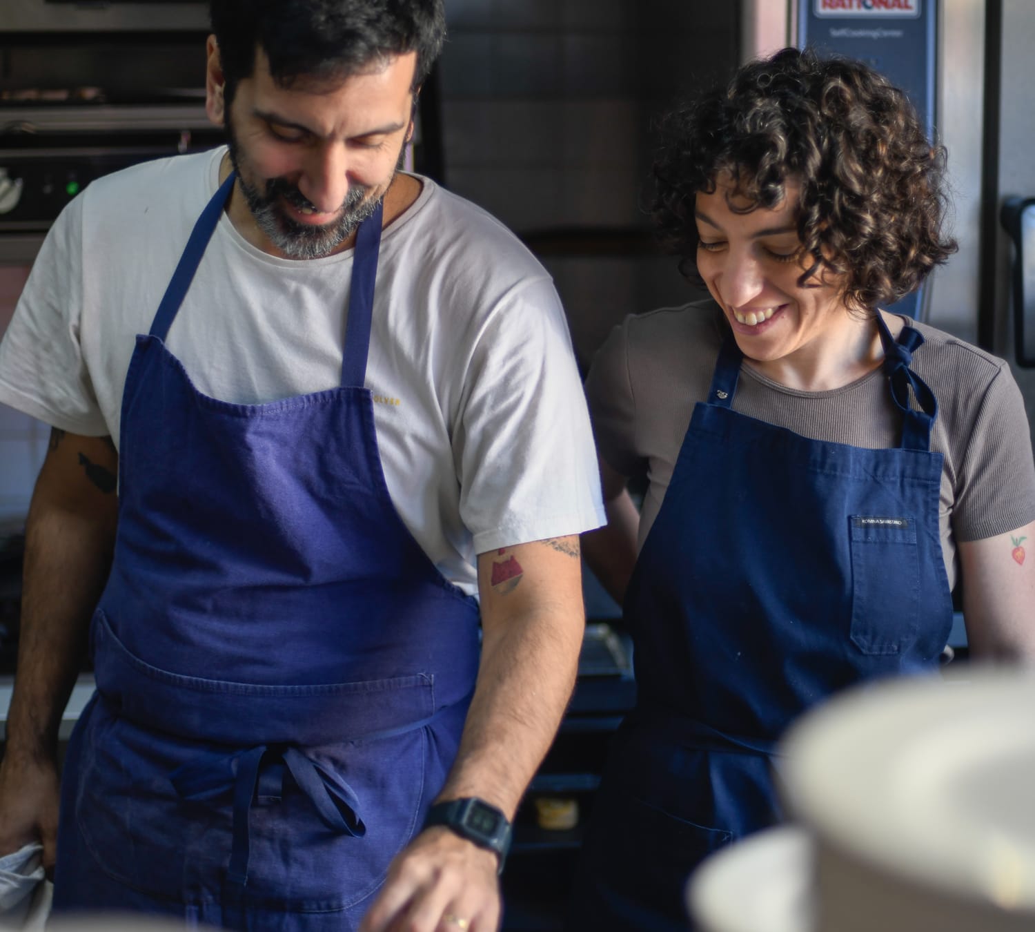 Estefanía y Martín en la cocina abierta