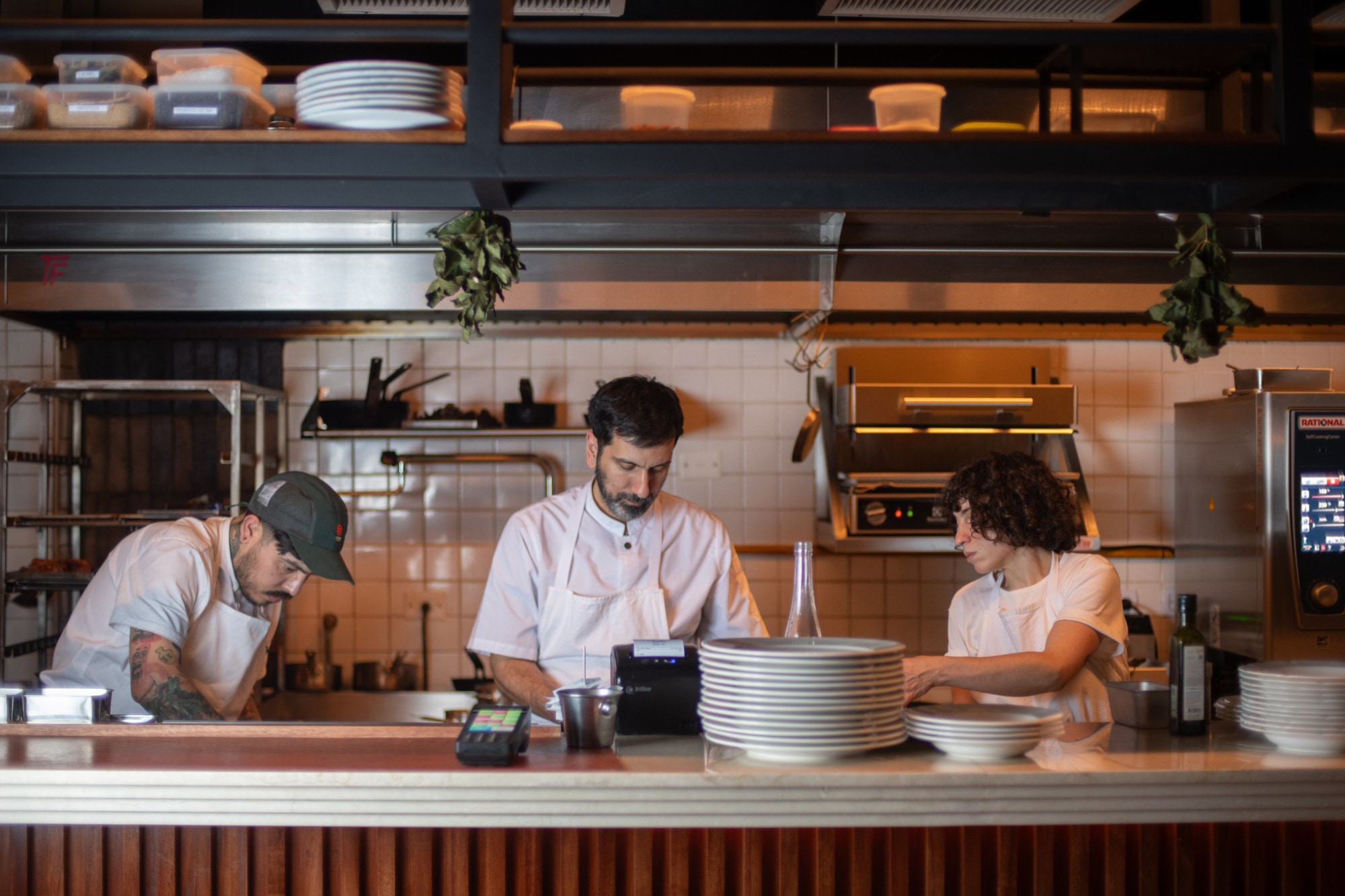 Equipo en la cocina de Fico BA, Villa Crespo