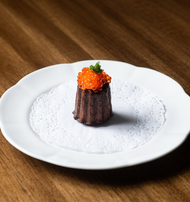 Canelé con huevas, detalle de plato